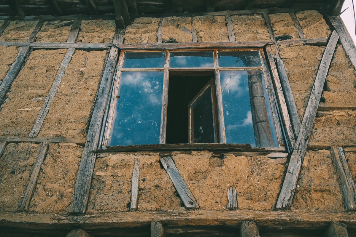 Construire en terre crue : le retour d'un matériau oublié