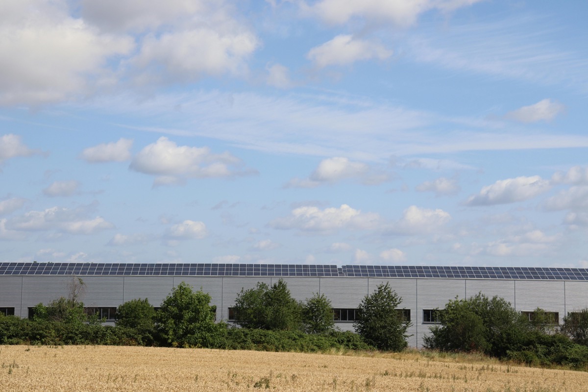 Photovoltaïque en zone rurale : la bataille des toitures agricoles